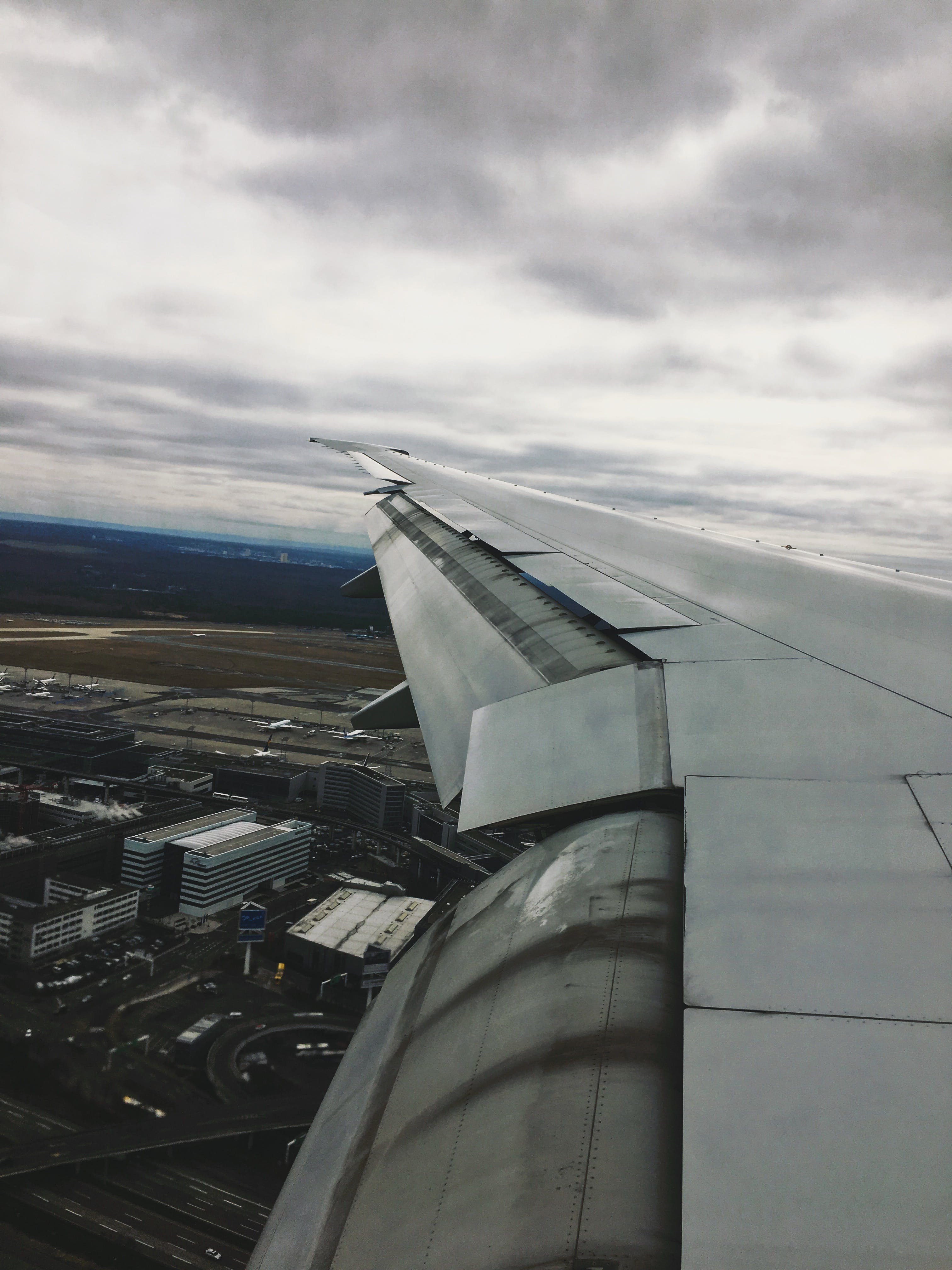 gray airplane wing
