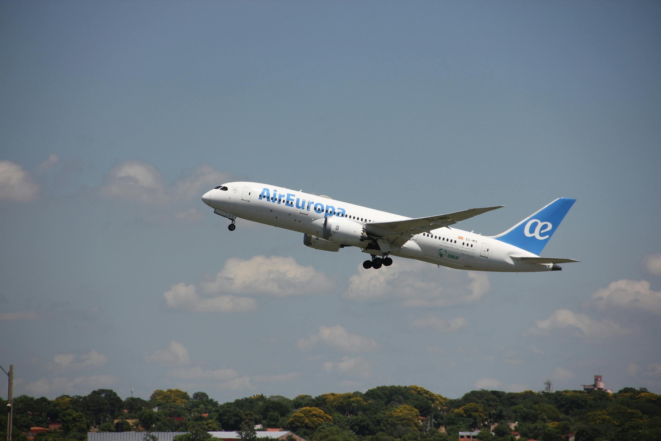 white and blue airplane flying
