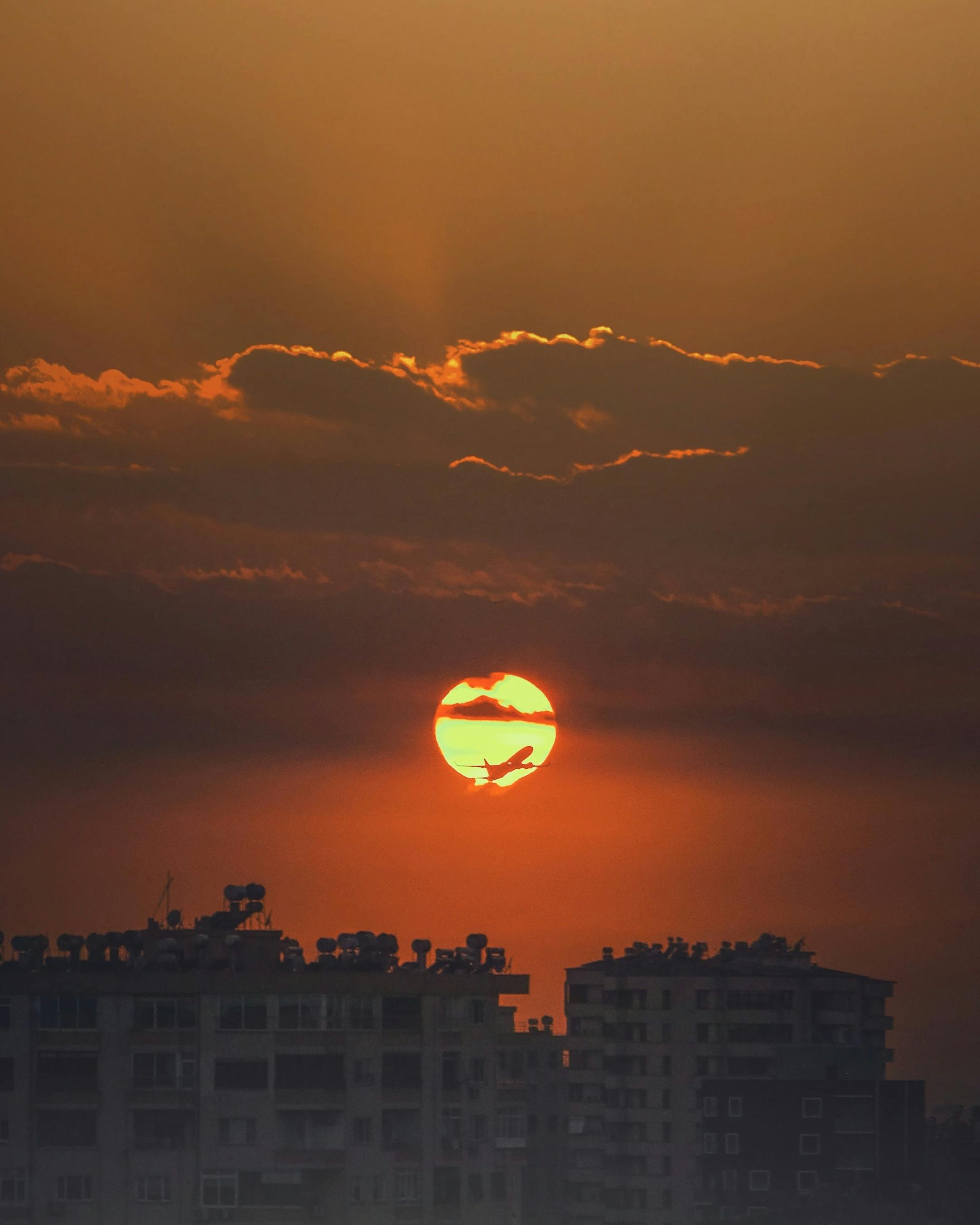 vivid sun shining over city at dusk